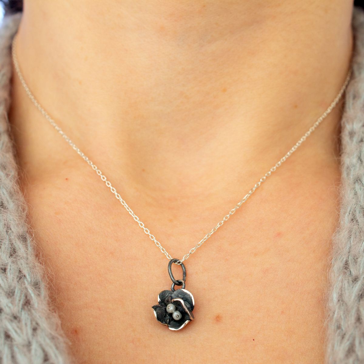 Pendant Black Lily
