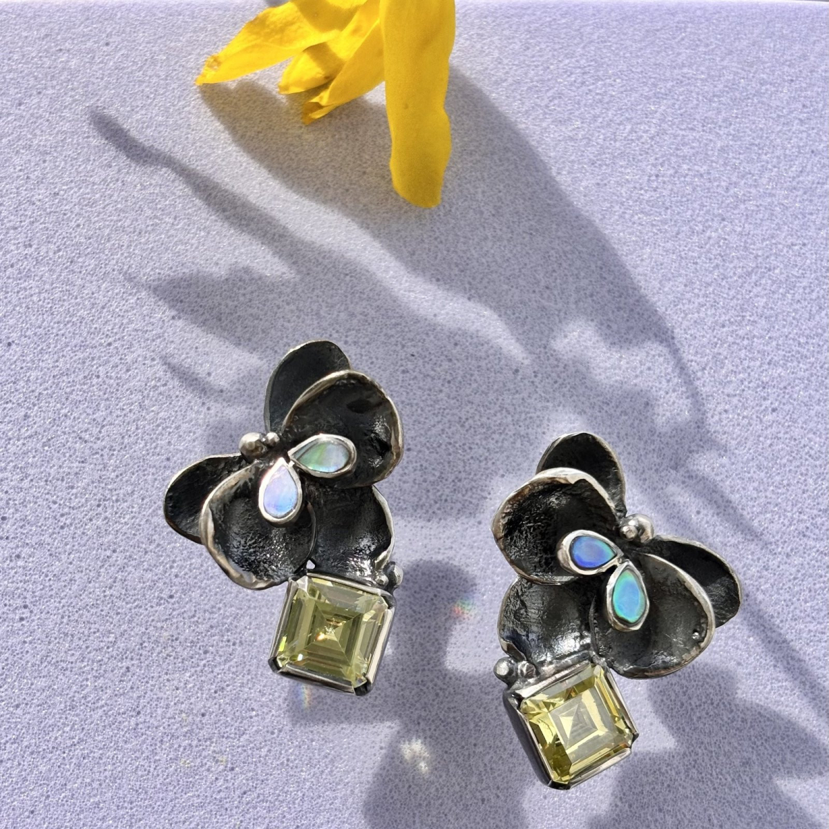 Обеци Лунна орхидея – сребро, седеф и перидот