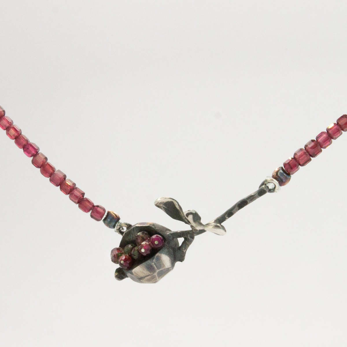 Колие "Сърцето на нара"