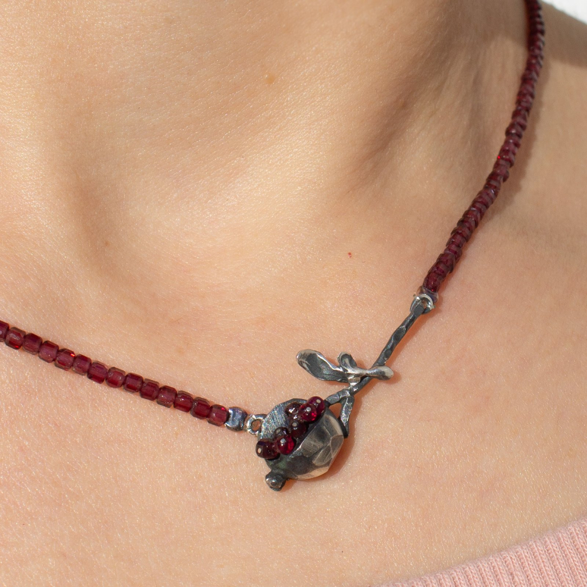 Колие "Сърцето на нара"