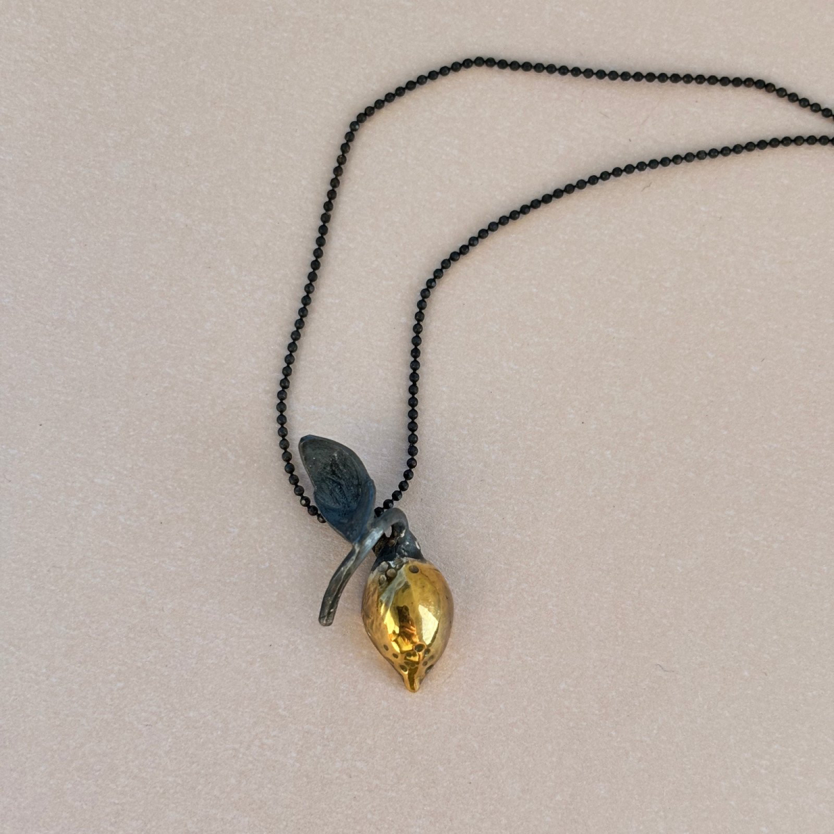 Колие Лимончето с едно листо - тъмен вариант