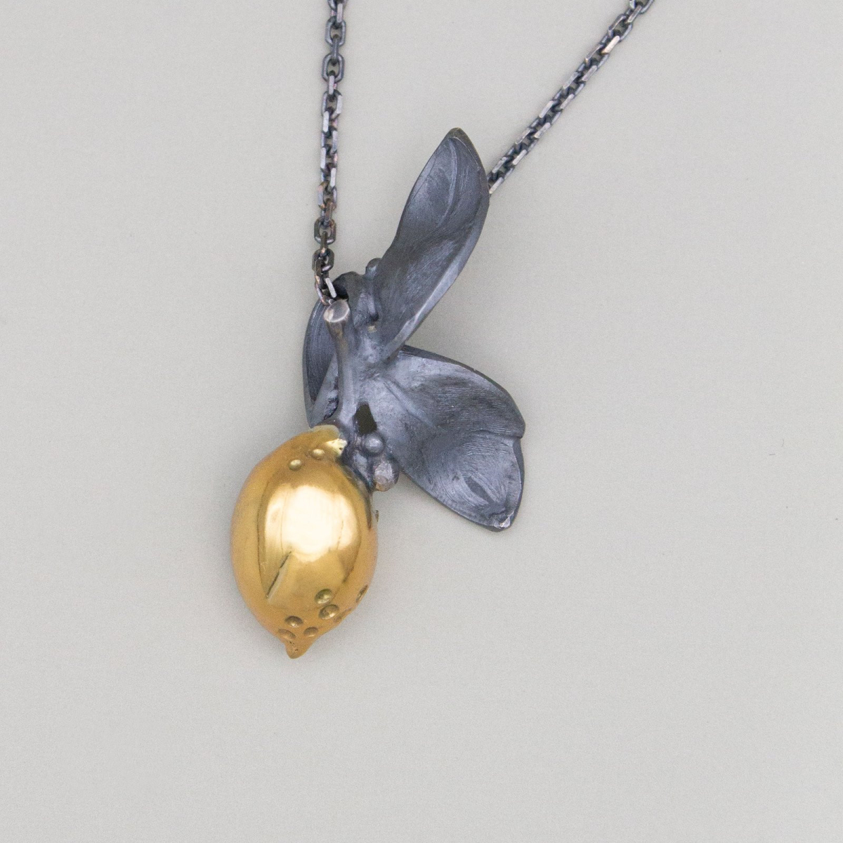 Колие Лимончело с две листа - тъмен вариант