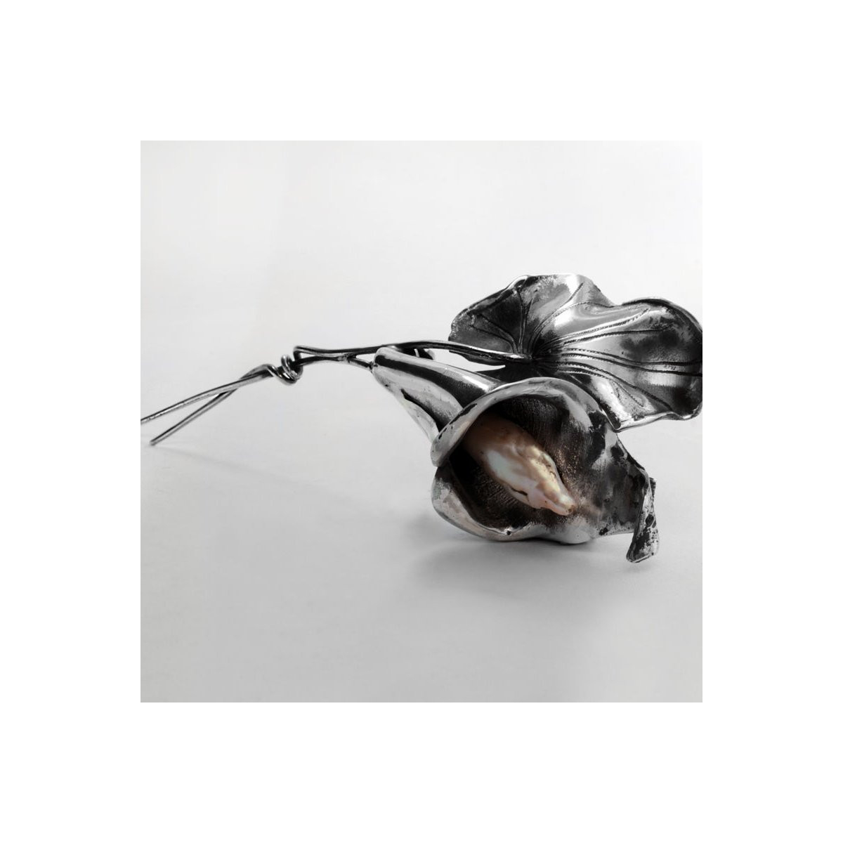 Брошка Кала