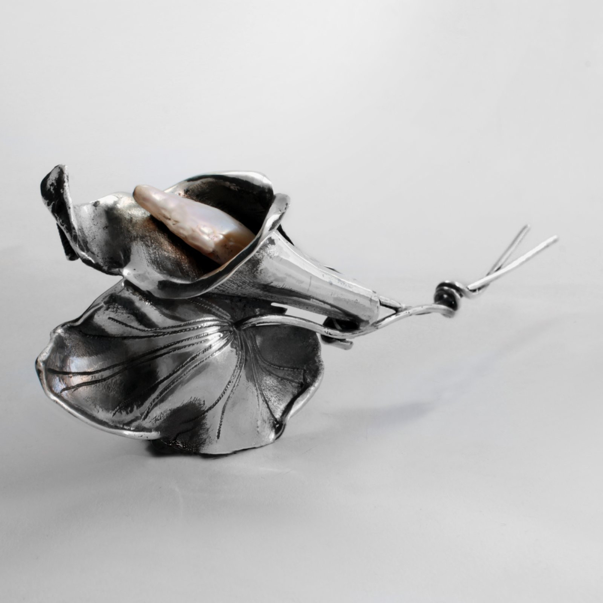 Брошка Кала