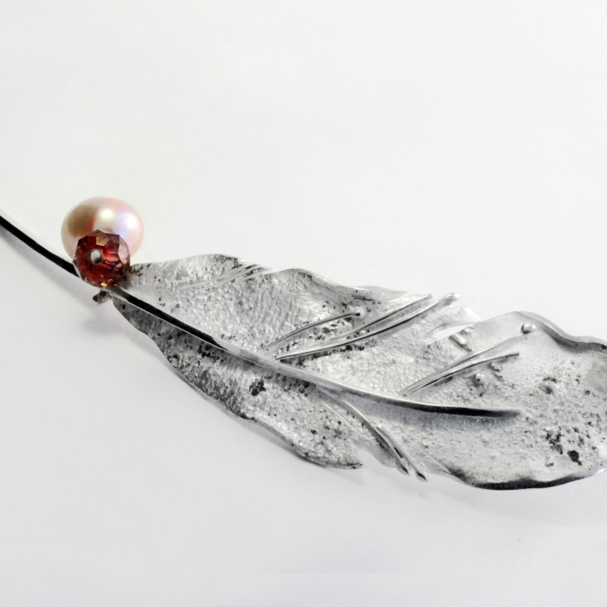 Сребърна брошка Перо с перла и гранат