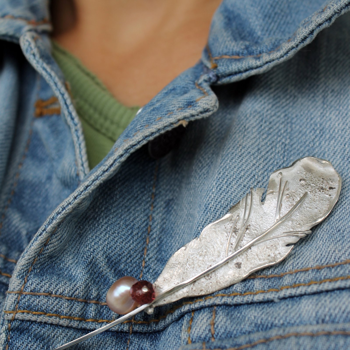 Сребърна брошка Перо с перла и гранат