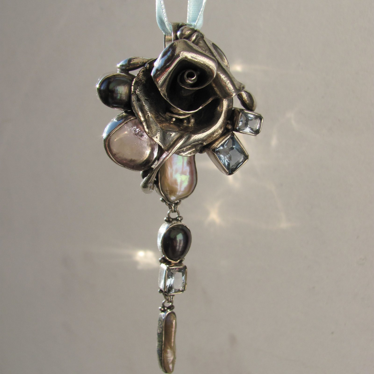 Ръчно изработено колие Роза – Символ на изящество и сила