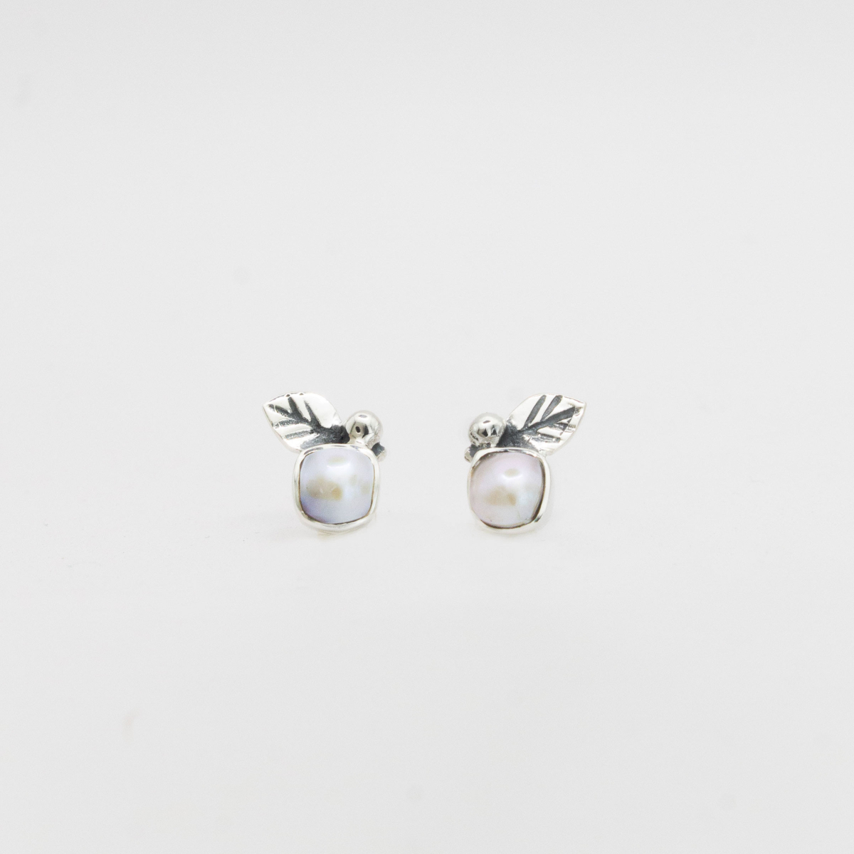 Обеци Мини ябълка с бяла перла