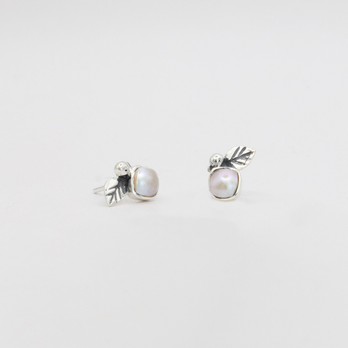 Обеци Мини ябълка с бяла перла